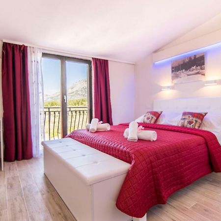 Apartments Family Roso Promajna Bagian luar foto