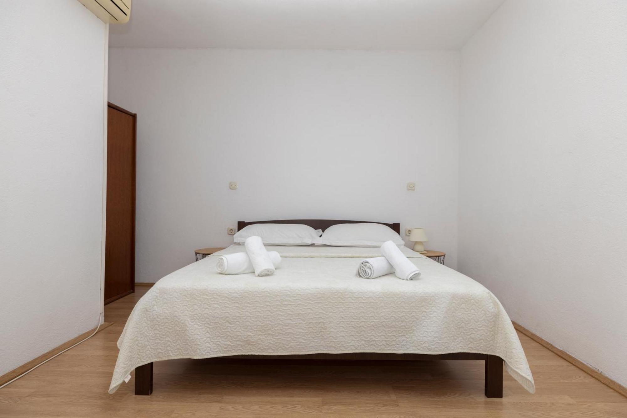Apartments Family Roso Promajna Bagian luar foto