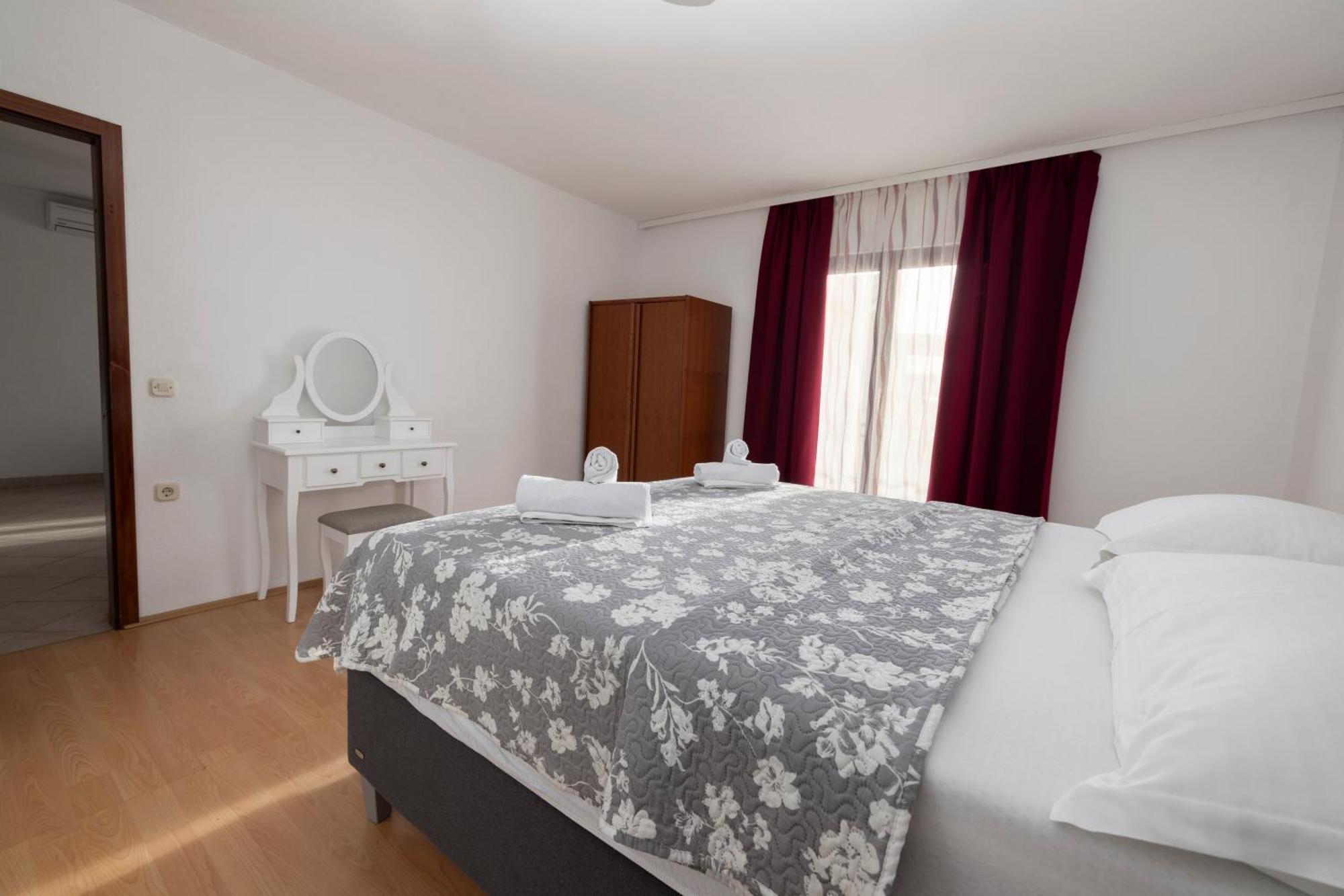 Apartments Family Roso Promajna Bagian luar foto