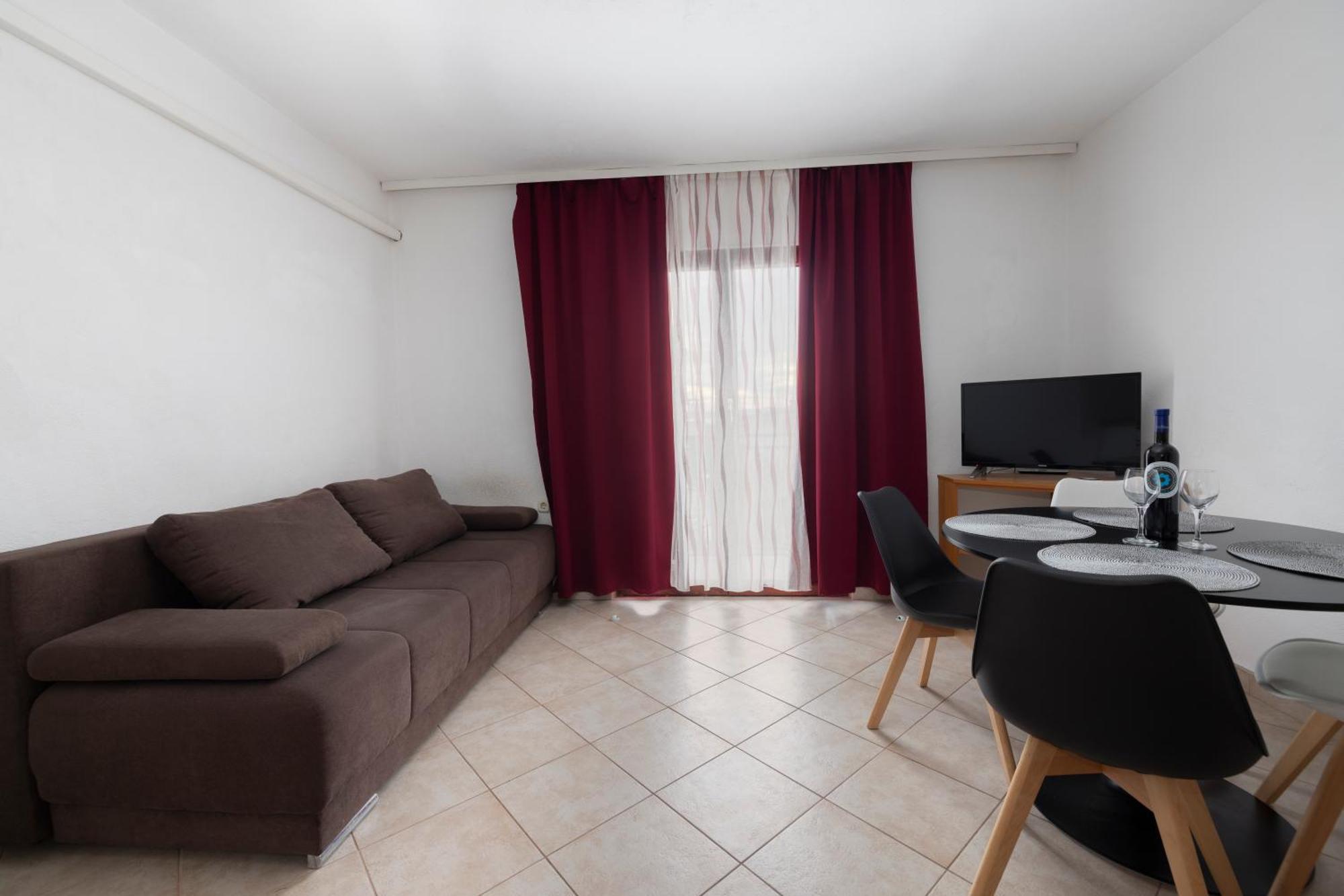 Apartments Family Roso Promajna Bagian luar foto
