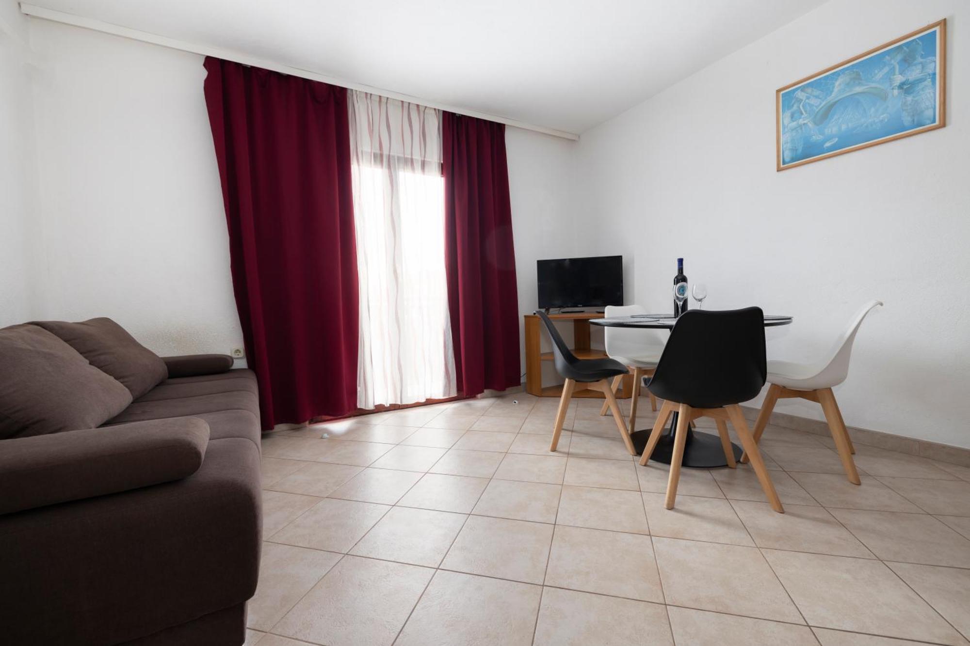 Apartments Family Roso Promajna Bagian luar foto