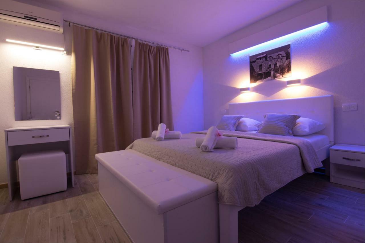 Apartments Family Roso Promajna Bagian luar foto