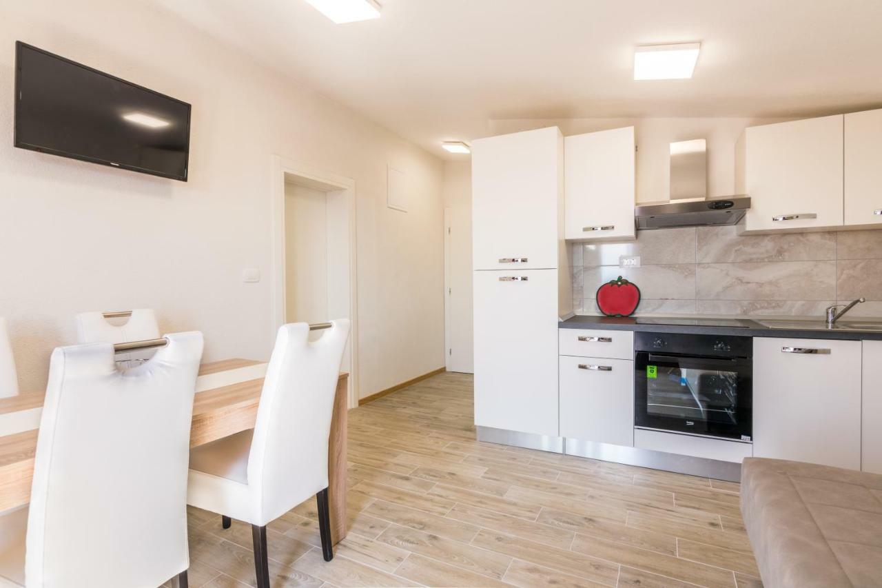 Apartments Family Roso Promajna Bagian luar foto