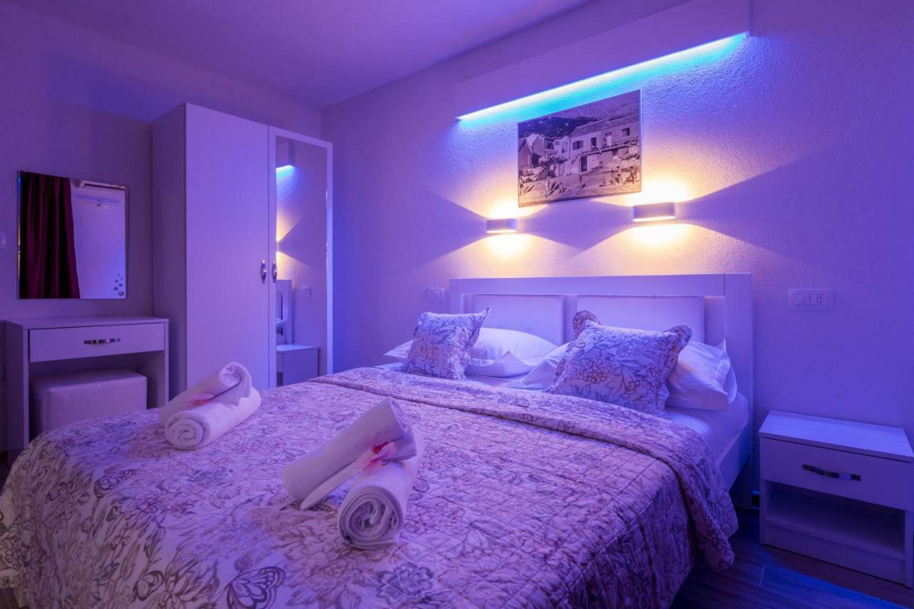 Apartments Family Roso Promajna Bagian luar foto