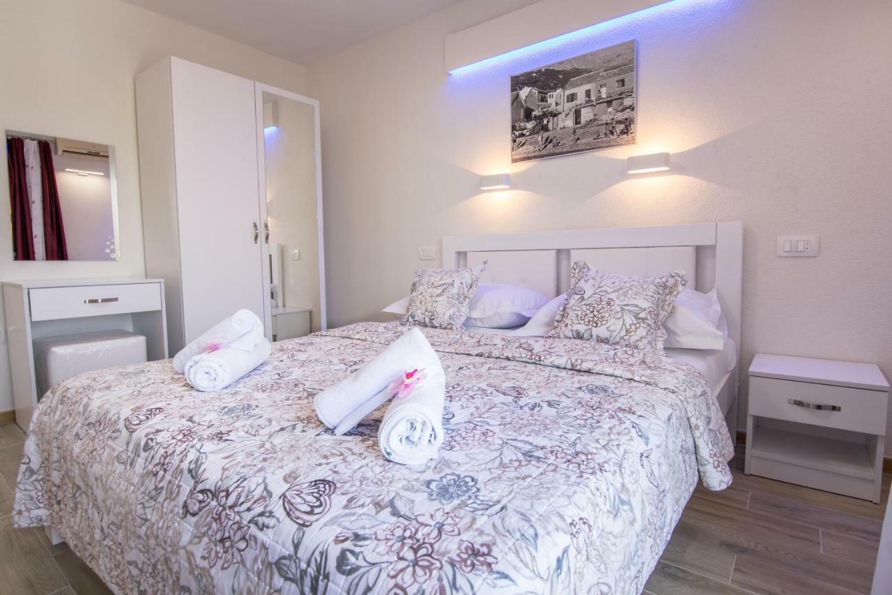 Apartments Family Roso Promajna Bagian luar foto