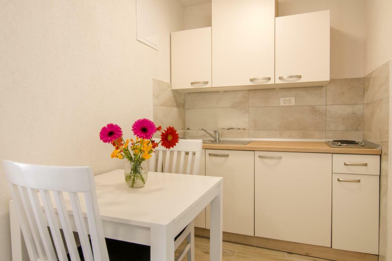 Apartments Family Roso Promajna Bagian luar foto