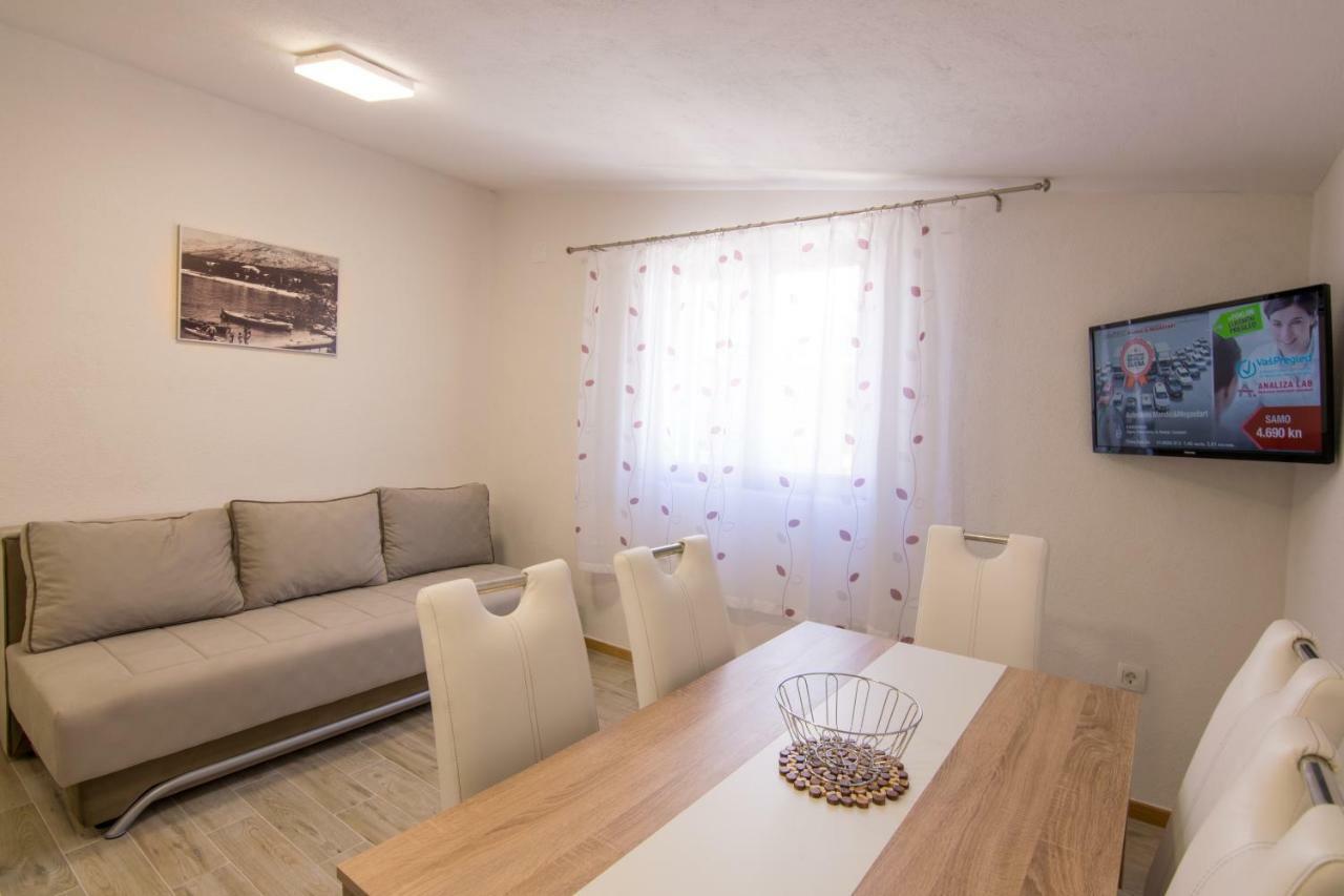 Apartments Family Roso Promajna Bagian luar foto