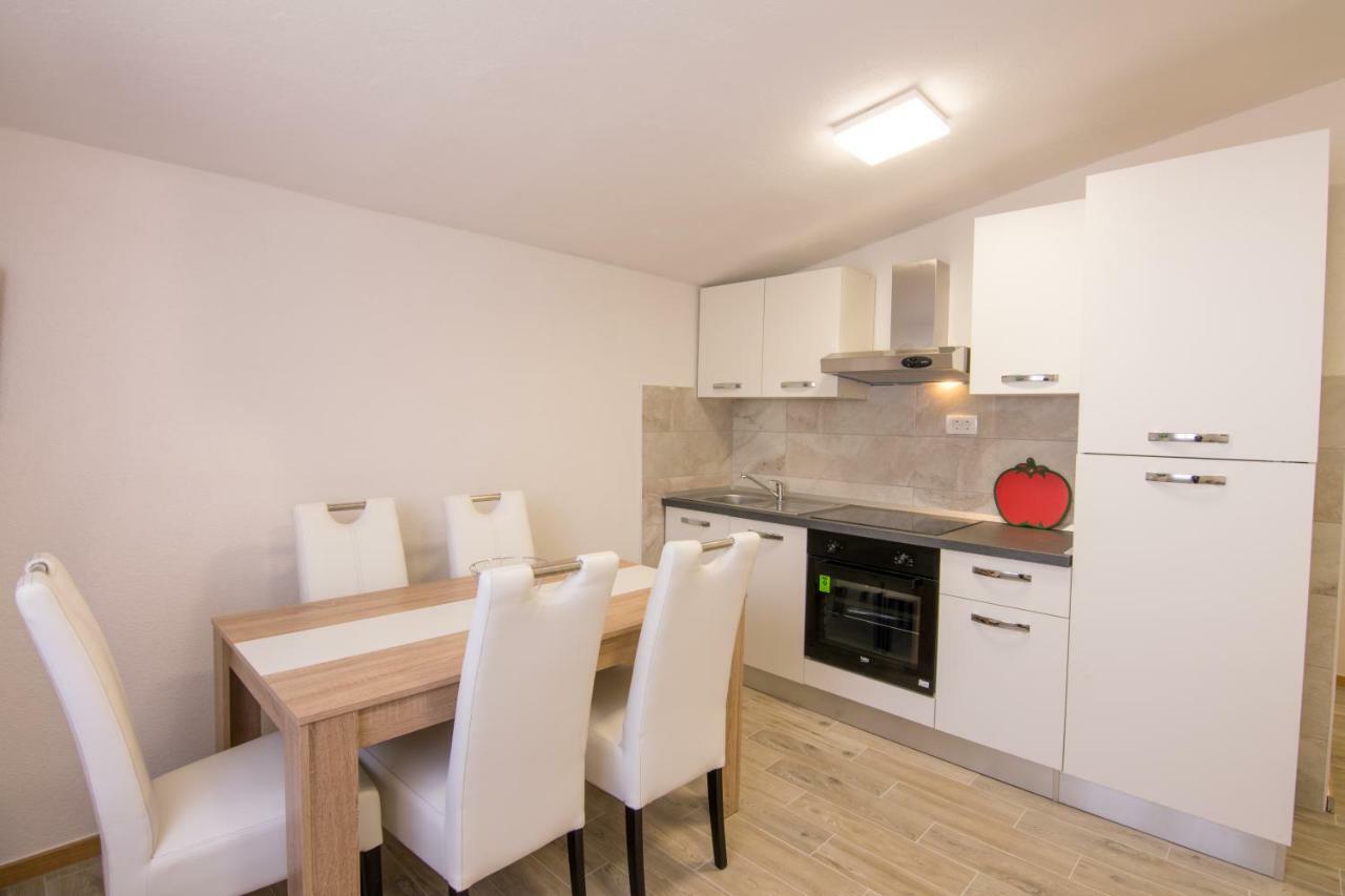 Apartments Family Roso Promajna Bagian luar foto