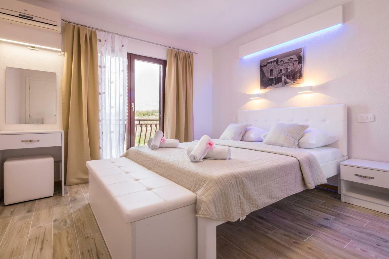 Apartments Family Roso Promajna Bagian luar foto
