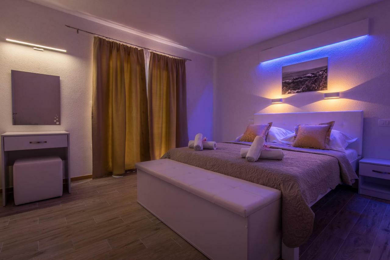 Apartments Family Roso Promajna Bagian luar foto
